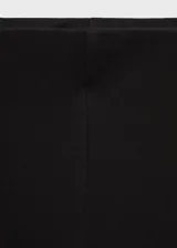 Pantalón tiro medio color negro, de corte recto y largo, con cintura elástica.