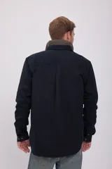 Camisa negra de manga larga con cuello clásico, cierre frontal con botones a tono, bolsillo de parche en el pecho y corte comfort fit.