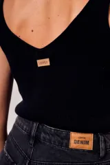 Top de tejido de punto acanalado, color negro, con escote en V y diseño ajustado al cuerpo.