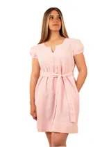 Vestido corto rosado con estampado de pequeños cuadros blancos, escote en V, mangas cortas abullonadas, lazo ajustable en la cintura y bolsillos laterales.