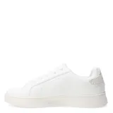 Championes blancos de cuero sintético, acordonados y con suela chata.