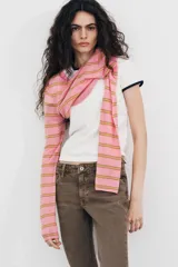 Jeans de tiro bajo con diseño bootcut y acabado flare en el bajo. Cuenta con cinco bolsillos, trabillas para cinturón y cierre frontal con cremallera y botón metálico.