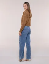 Cardigan corto de punto calado color marrón, con diseño abierto al frente, hombros caídos, mangas largas y terminaciones con bordes festoneados.