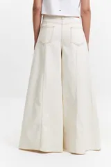 Pantalón de jean negro de tiro alto, corte oxford y pierna extra ancha.