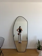 Pantalón negro de algodón y viscosa, con estampado de lunares blancos y corte holgado.