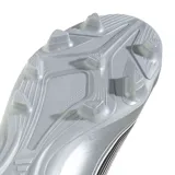 Championes de fútbol Adidas modelo F50 Messi Club, diseñados para terreno firme y césped artificial. Presentan una capellada sintética en color blanco con detalles en plateado, negro y fucsia, incluyendo el logo de Messi en el lateral y las icónicas tres tiras de la marca.