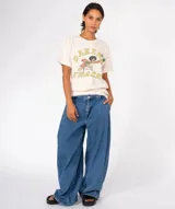 Remera de algodón color azul grisáceo con lavado especial, cuello redondo y manga corta. Estampado frontal con el texto "Bakers Track" y un personaje de pato de dibujos animados saltando un obstáculo.