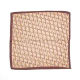 Pañuelo cuadrado con estampado geométrico de letras H entrelazadas en tonos marrones y beige, con borde liso en color marrón oscuro.