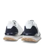Championes Umbro modelo Venturi, color blanco con detalles en azul marino y beige. Presentan cordones azules, logo de Umbro en el lateral y la lengüeta, y suela con relieve.