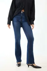 Jean de tiro medio con corte oxford, confeccionado en denim azul oscuro con costuras a contratono. Presenta cierre frontal con botón metálico, bolsillos delanteros y traseros.