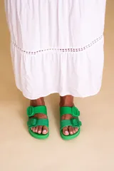 Sandalias verdes de goma anatómicas con doble tira y hebilla.
