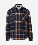 Campera tipo trucker de franela con estampado de cuadros, cuello inglés, cierre frontal con botones, bolsillos con solapa en el pecho y bolsillos laterales. Cuenta con forro interno de sherpa para mayor calidez.