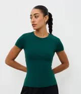 Remera deportiva de microfibra con cuello redondo y manga corta, de corte ajustado al cuerpo.