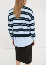 Jersey de punto a rayas horizontales en tonos azul, celeste, blanco y negro, con cuello redondo y diseño holgado de manga larga.