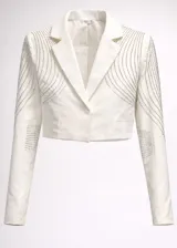 Blazer corto de corte estructurado en color blanco, con solapas clásicas y cierre frontal de un botón. Presenta un diseño decorativo con aplicaciones de pedrería brillante que recorren los hombros y las mangas en patrones curvos y geométricos.
