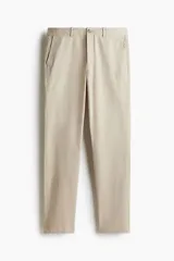 Pantalón chino de sarga elástica de algodón, con corte ajustado, cierre de cremallera con botón, bolsillos laterales al bies y bolsillos traseros insertados con botón.
