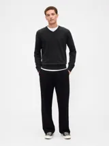 Buzo de punto con cuello en V, manga larga y puños y ruedo acanalados.