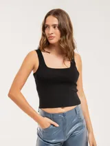 Top tejido negro con escote cuadrado y tirantes anchos.