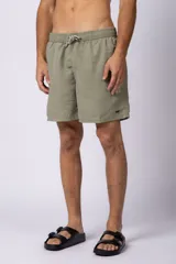 Short de baño de corte clásico con cintura elástica y cordón ajustable. Presenta un acabado efecto lavado vintage, bolsillos laterales y un pequeño logo bordado en la parte inferior.