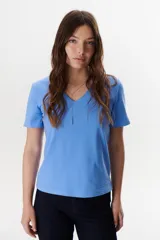 Remera de algodón color azul, con escote en V y mangas cortas.
