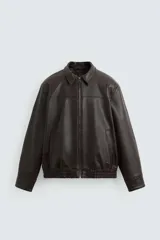 Cazadora bomber de efecto piel color marrón oscuro, con cuello solapa, cierre frontal de cremallera, bolsillos de vivo en cadera y bajo elástico.