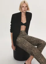 Jeans de tiro medio con diseño recto y corte crop. Presentan estampado de leopardo, cierre frontal con cremallera y botón, bolsillos delanteros de parche y bolsillos traseros.