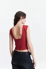 Musculosa cropped color verde azulado, de corte ajustado y espalda descubierta.