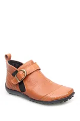 Bota baja de cuero color marrón, estilo botín con elásticos laterales y tira con hebilla metálica ajustable. Cuenta con costuras decorativas pespunteadas y suela de goma con relieve.