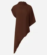 Blusa color marrón de corte oversize y amplio, confeccionada en viscosa. Presenta cuello halter, mangas cortas y una terminación asimétrica con una punta lateral alargada que aporta movimiento. Cuenta con cierre trasero con cremallera.