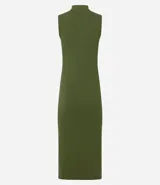 Vestido midi de malla rib color borgoña, con cuello alto y sin mangas.