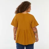 Blusa color mostaza de gasa de algodón con escote en V y bordado floral blanco en el frente.