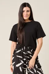 Remera básica de manga corta color negro, de corte recto y cuello redondo.