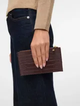 Billetera de mano con diseño estructurado y acabado efecto piel de cocodrilo en color marrón oscuro. Cuenta con cierre superior metálico dorado y múltiples ranuras para tarjetas en el frente.