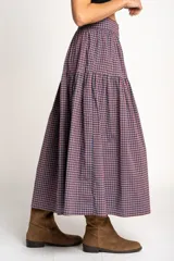 Falda midi de algodón con estampado de cuadros gingham en tonos rosa y azul marino. Tiene corte acampanado, cintura alta y botonadura frontal.