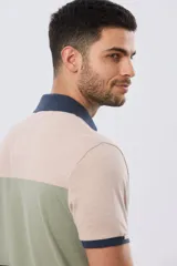 Remera polo de piqué con diseño de franjas horizontales en bloques de color, manga corta, cuello camisero y cartera de botones.