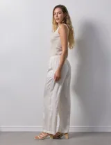 Pantalón palazzo color crudo de lyocell marca Nanette, con pretina elastizada, lazo de ajuste y bolsillos delanteros.