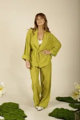 Levita color verde lima con cuello solapa, mangas largas con puños arremangados y lazo para ajustar en la cintura.