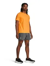 Short deportivo Under Armour modelo Launch de 5 pulgadas, diseñado para running. Presenta un corte ergonómico, tejido ligero de secado rápido, paneles laterales de malla para ventilación y forro interior para mayor sujeción. Incluye bolsillos laterales y logotipo reflectante.