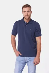 Remera polo azul marino de piqué, con cuello de rib y botones personalizados.