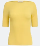 Blusa de punto acanalado de la marca Marfinno, color marfil, con cuello barco y mangas cortas.