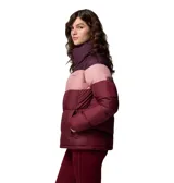 Chaqueta acolchada tipo puffer con diseño de bloques de color en tonos bordó y rosado. Cuenta con cuello alto, cierre frontal completo, bolsillos laterales con cremallera y puños elásticos. Incluye tecnología de aislamiento Thermarator y tejido deperlante al agua.