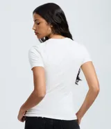 Remera de algodón con estampado frontal de las protagonistas de la película Huntrix. Presenta cuello redondo, mangas cortas y un corte ajustado al cuerpo.