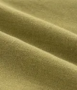 Campera corta color verde oliva, confeccionada en viscolino, con cuello inglés, abotonada adelante, bolsillos y manga larga ajustada.