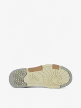 Zapatillas urbanas Autry modelo CLC Low, con capellada de cuero color crema y detalles en marrón y plateado. Inspiradas en el calzado de baloncesto retro, con suela gruesa y logo de la marca en el lateral.