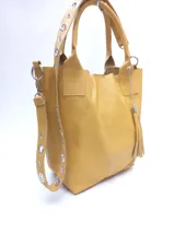 Maxi bolso tipo shopper color negro, confeccionado en cuero sintético. Tiene doble asa de hombro reforzada y correa desmontable con ojales metálicos. Incluye un neceser interior y cierre superior con imán doble.