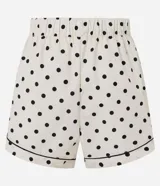 Bermuda runner deportiva de microfibra color blanco con estampado de lunares negros, tiro medio, cintura elástica y detalles de ribetes en contraste.