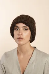 Gorro tejido a mano color marrón oscuro, con diseño de ochos y confeccionado en lana fina sin teñir.
