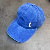 Gorra de visera curva confeccionada en denim color azul francia, con logo bordado en color natural en el panel frontal.