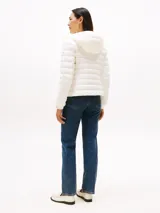 Campera acolchada ultraliviana color blanco, con cuello y capucha integrada. Presenta un diseño de costuras horizontales y cierre frontal de cremallera.
