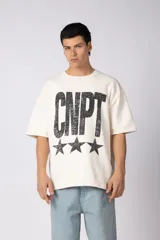 Remeron de corte oversize color crudo, con estampa frontal en color negro que presenta el texto 'CNPT' y tres estrellas con efecto desgastado.